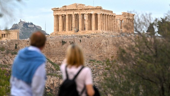 Tourists flock to see iconic landmark finally free of scaffolding after 200 years